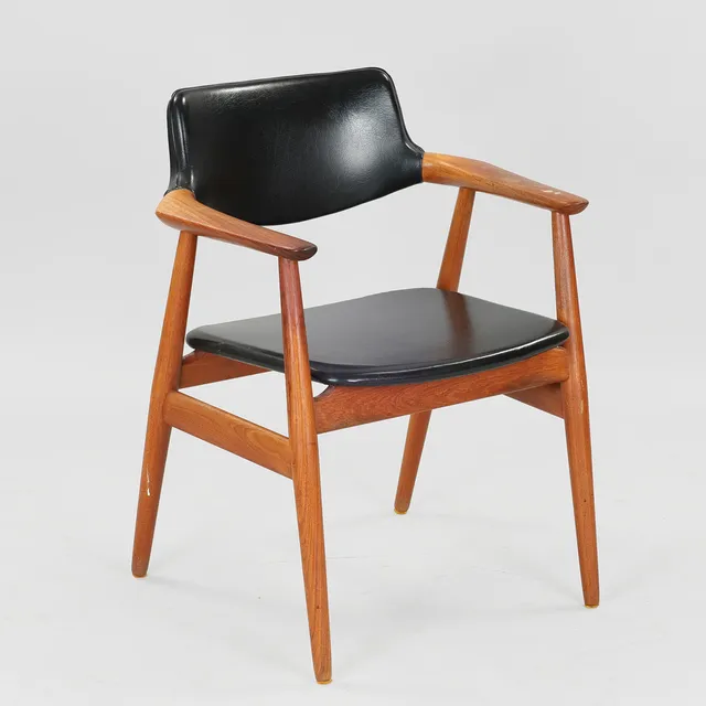 SVEND AAGE ERIKSEN. Armstol med stel af teak, sæde og ryg betrukket med skai, Glostrup Møbelfabrik, Model GM11, Danmark, 1960'erne.