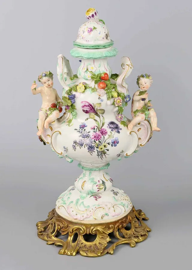 MEISSEN ROKOKO DECKELVASE um 1745.
