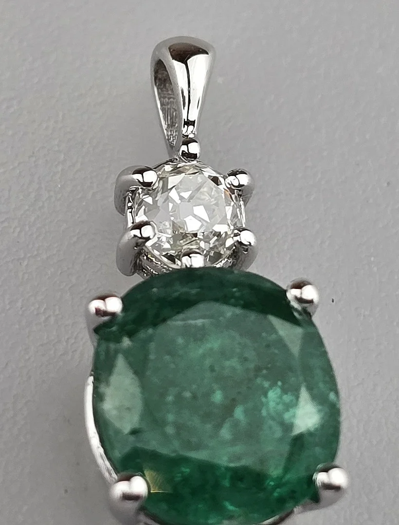 - SMARAGDANHÄNGER 18 KARAT MIT DIAMANT. — Brooches & Pendants — Auktionshaus Blank