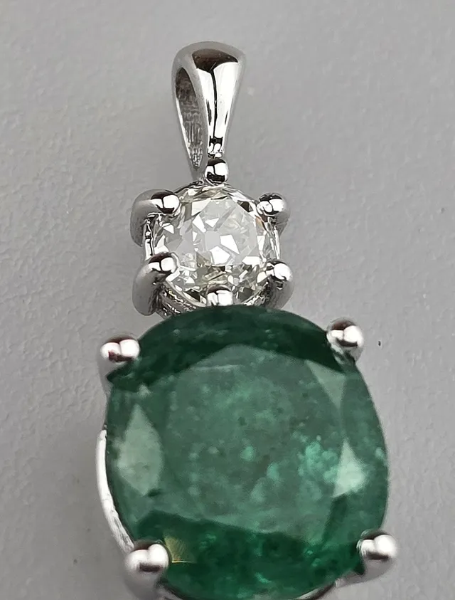 - SMARAGDANHÄNGER 18 KARAT MIT DIAMANT.