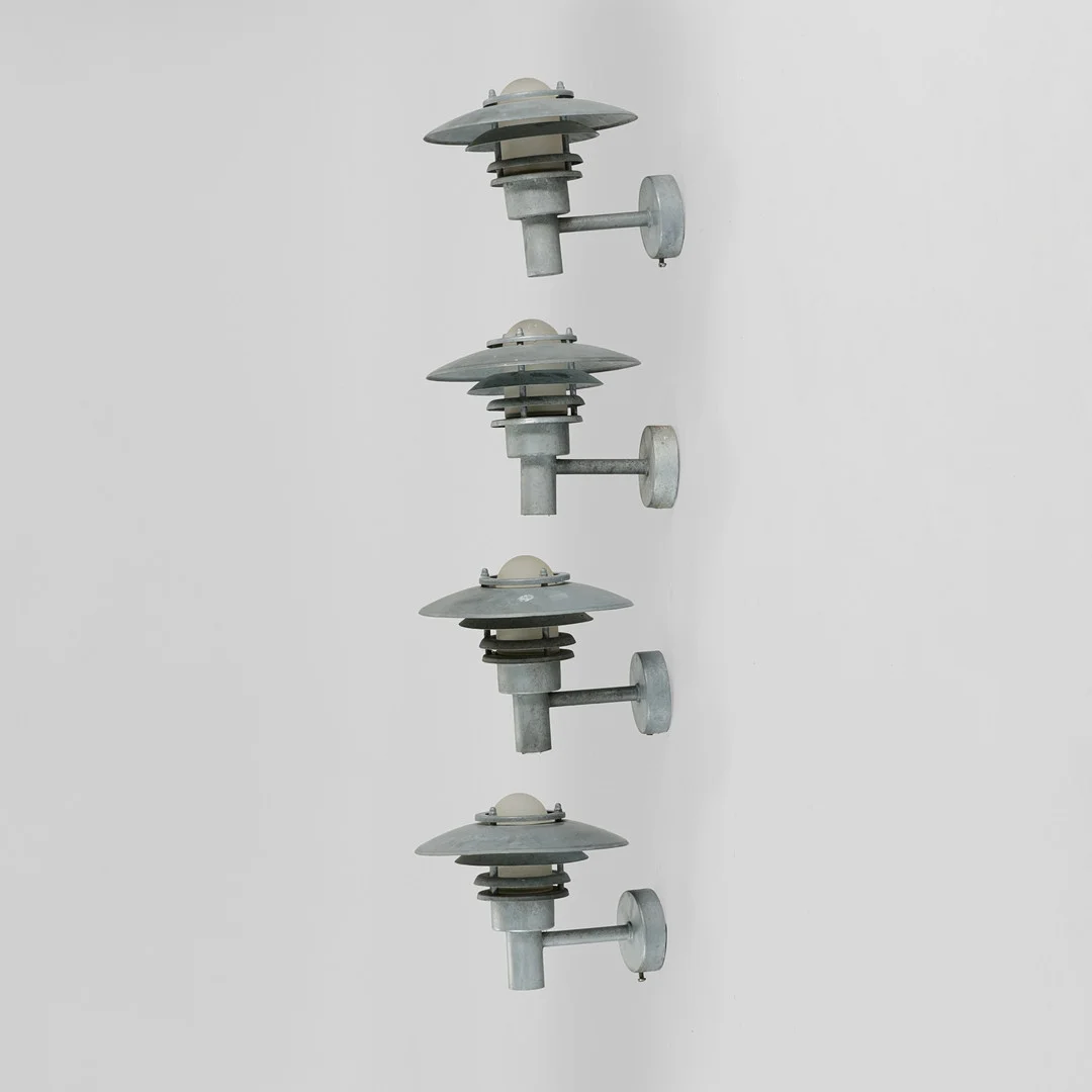Form-light, fire galvaniserede udendørs lamper (4). — Wall Lights — Palsgaard Kunstauktioner