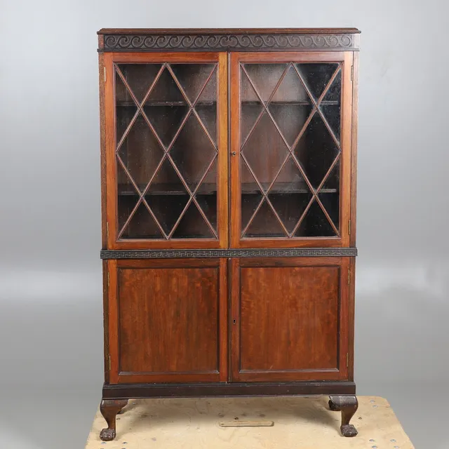 AN EARLY 20TH CENTURY MAHOGANY BOOKCASE.