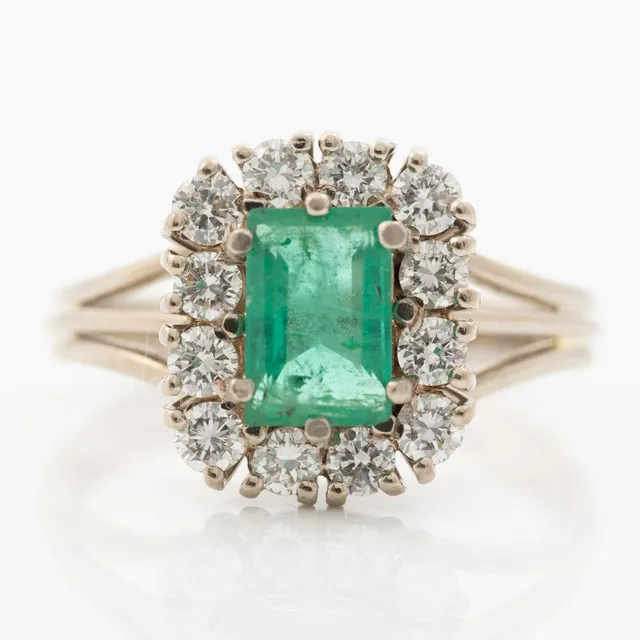 Ring, 18K vitguld med smaragd och briljantslipade diamanter.