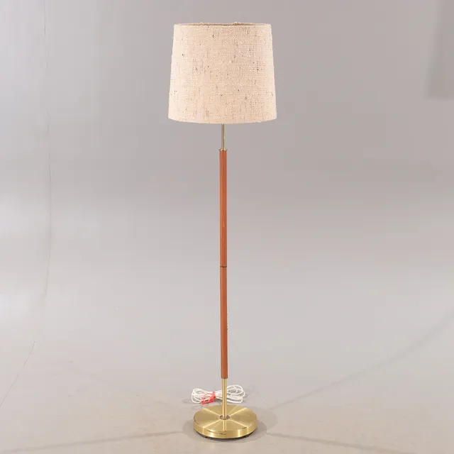 GOLVLAMPA, mässing/skinn, 1900-talets andra hälft.