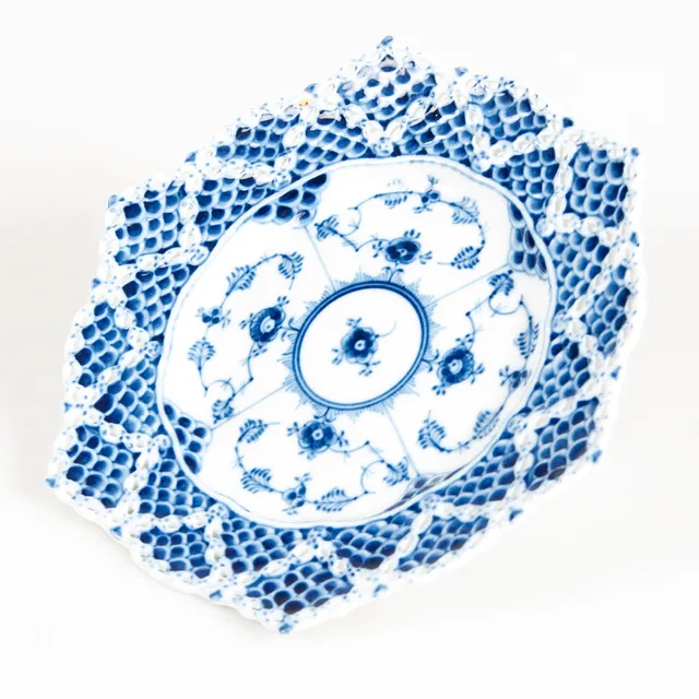 ROYAL COPENHAGEN. "Musselmalet", helblond, assiet 1144.