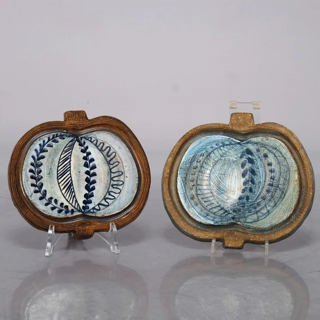 IRMA YOURSTONE. Underlägg, Keramik, "Pumpa", 2 st, Signerade.