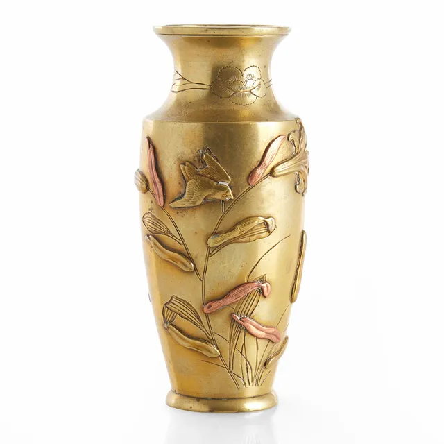 VAS, Japan, tidigt 1900-tal, brons med reliefdekor av fåglar och blommor, inläggningar i koppar.