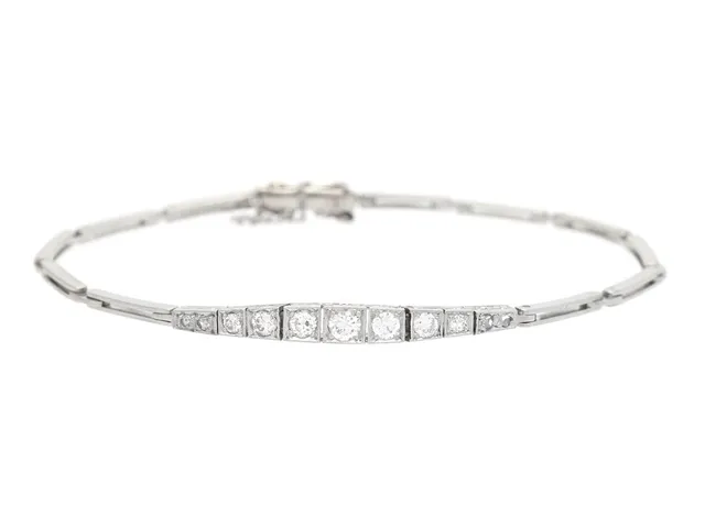 ARMBAND, 18K vitguld, 11 gammal- och rosenslipade diamanter ca diamanter 0,50 ctv, ca W-Cr/SI, längd 18 cm, säkerhetskedja, vikt 7,7 g.