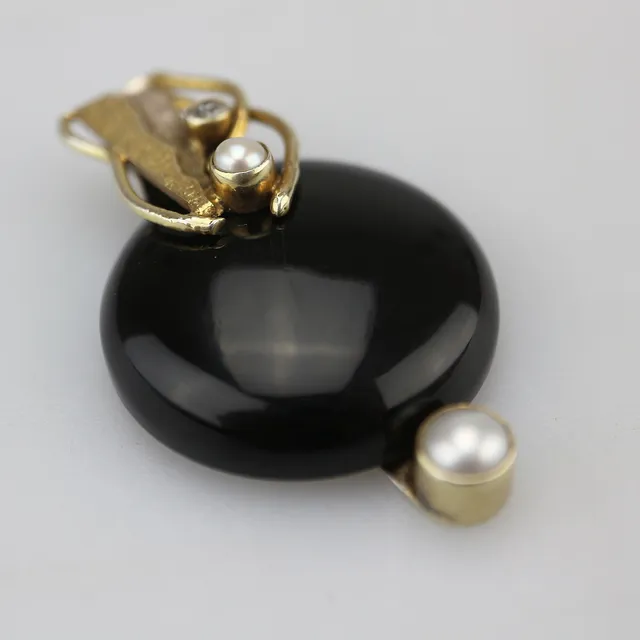 ANHÄNGER SILBER MIT ONYX, PERLEN UND DIAMANT.