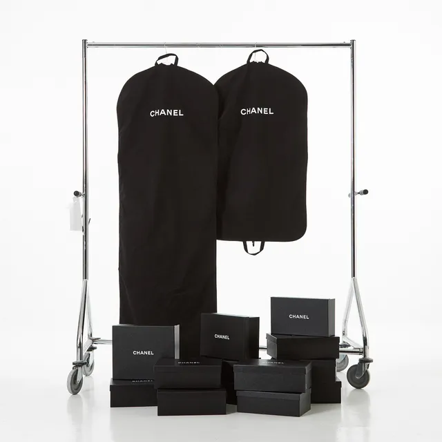 CHANEL, originalboxar, 13 st. kartonger SAMT två resegarderober i original med handtag, stänges med tryckknappar och dragkedja.