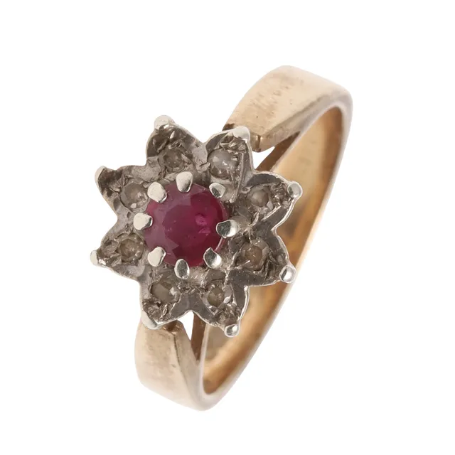 A RUBY AND DIAMOND CLUSTER RING.