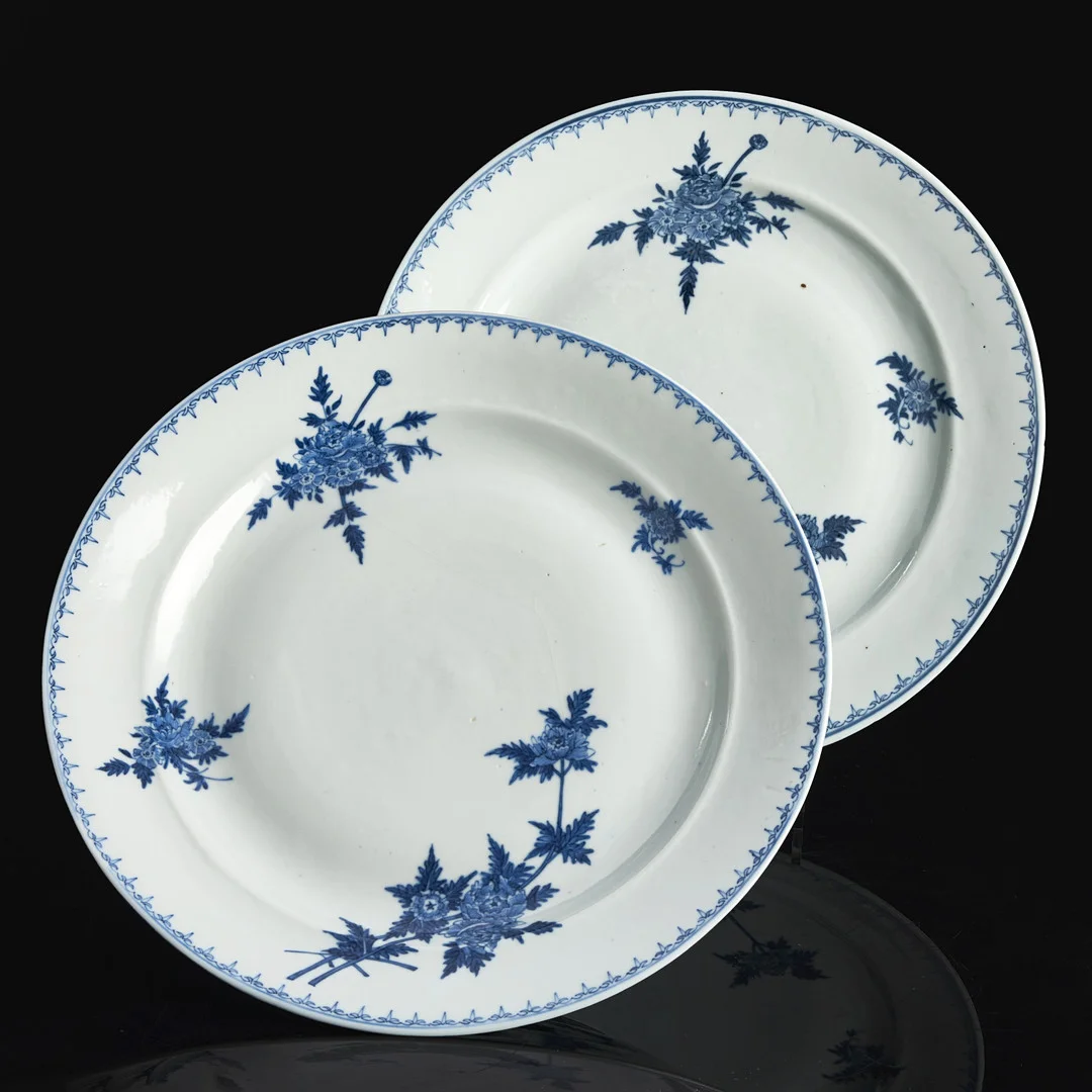 TALLRIKAR, ett par, porslin , Kina, dekor i underglasyrblått av strödda blomster, sen Qing, troligen Guangxu (1875-1908). — Ceramics & Porcelain — Crafoord Auktioner Stockholm