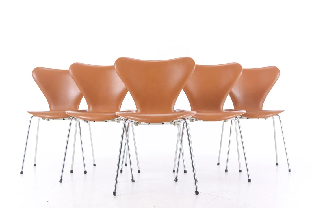 Arne Jacobsen. A set of six chairs 'Seven', model 3107, cognac-coloured (6) — Furniture/Chairs — Lauritz