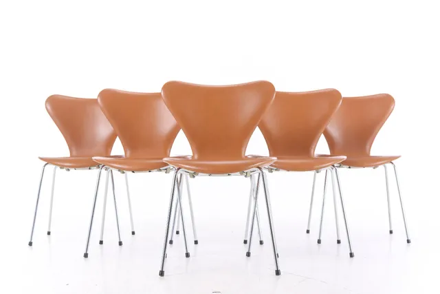 Arne Jacobsen. A set of six chairs 'Seven', model 3107, cognac-coloured (6)