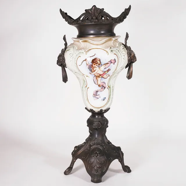 JARRÓN ESTILO NAPOLEÓN III CON CUERPO DE PORCELANA Y CALAMINA. SIGLO XX.