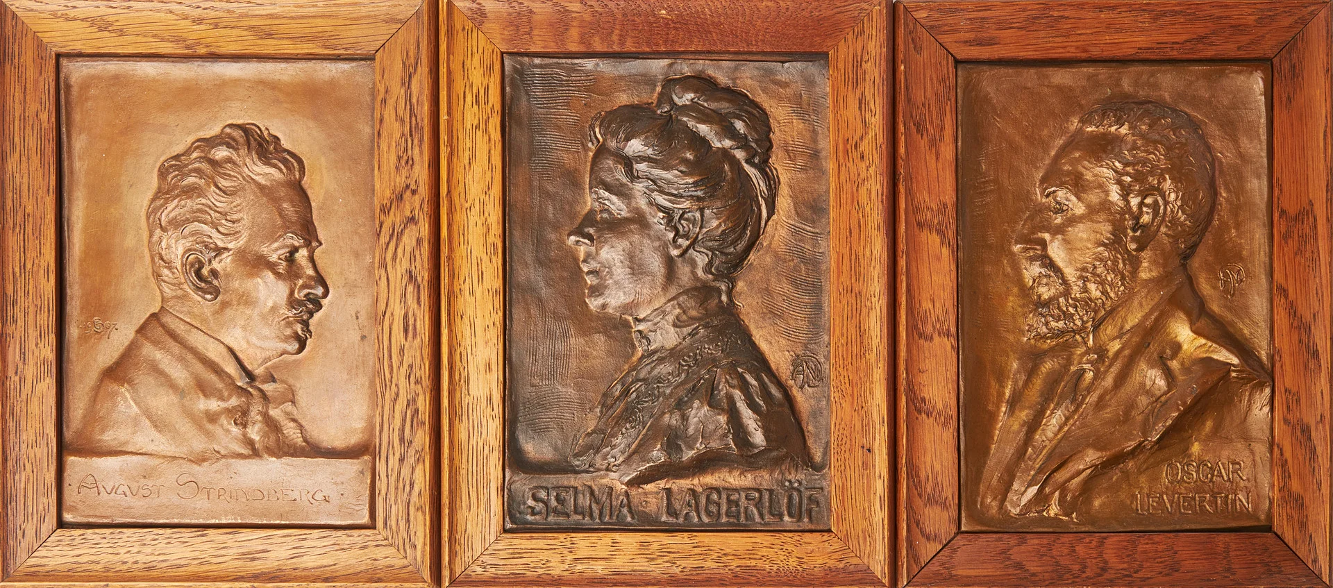 OTTO STRANDMAN (1871-1960). Reliefer 3 st, föreställande August Strindberg, Selma Lagerlöf och Oscar Levertin, patinerad koppar med samtida ramar i ek, monogramsignerade i metallen, Strindberg även med årtalet 1907. — Sculptures & Bronzes — Stockholms Auktionsverk Sickla