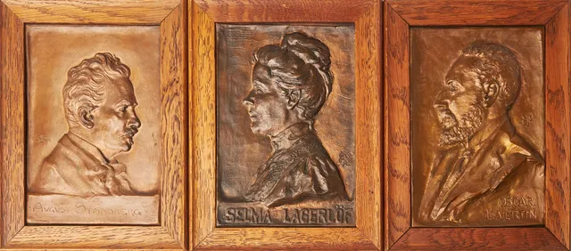 OTTO STRANDMAN (1871-1960). Reliefer 3 st, föreställande August Strindberg, Selma Lagerlöf och Oscar Levertin, patinerad koppar med samtida ramar i ek, monogramsignerade i metallen, Strindberg även med årtalet 1907.