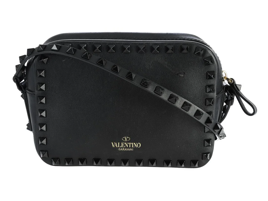 VÄSKA, VALENTINO. svart läder, svarta nitar, 19x14x6 cm, bruksslitage. — Accessoarer/Väskor — Kaplans