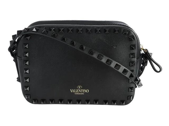 VÄSKA, VALENTINO. svart läder, svarta nitar, 19x14x6 cm, bruksslitage.