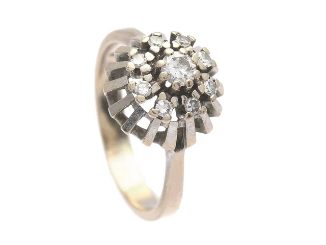 RING, 18k vitguld, briljantslipad diamant ca 0,16 ct ca TW-W/VS, 8 st åttkantslipade diamanter ca 0,16 ctv, stl 17 mm, vikt 4,4 g.