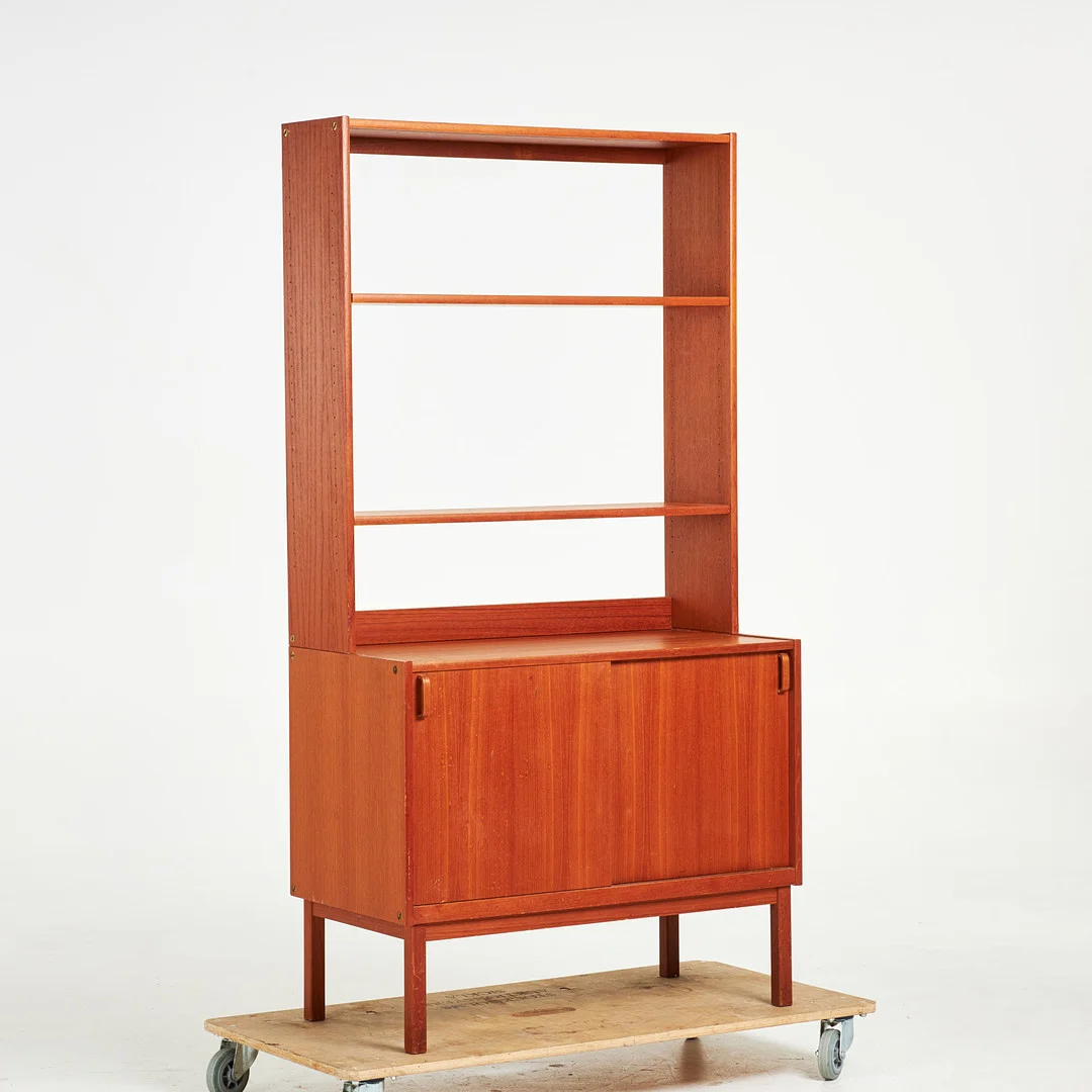BERTIL FRIDHAGEN. Bokhylla, 1960-tal, teak, tvådelad. — Cupboards, Cabinets & Shelves — Stockholms Auktionsverk Sickla