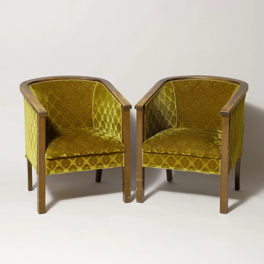 Et par lænestole, stel af bejdset bøg, betrukket med grønt velour, antageligt danske, ca. første halvdel af 20 årh. (2). — Armchairs & Chairs — Palsgaard Kunstauktioner