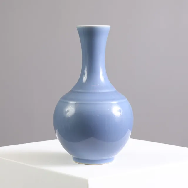 Kinesisk vase af porcelæn med clair de lune glasur, betegnet med Qianlong mærke, republik, 1900-tallets første tredjedel.