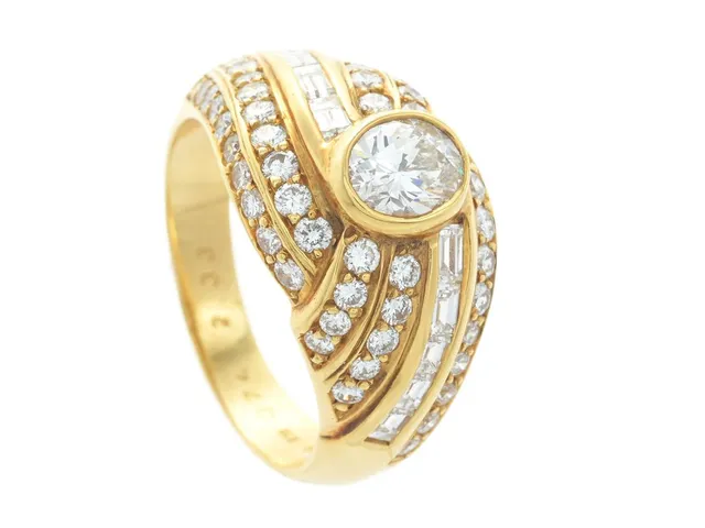 STRÖMDAHLS, ring, 18K guld, ovalslipad diamant 0,74 ct, briljant - och baguetteslipade diamanter 2,33 ctv, ca TW/VS-SI, stl 17,5 mm, vikt 8,3 g.