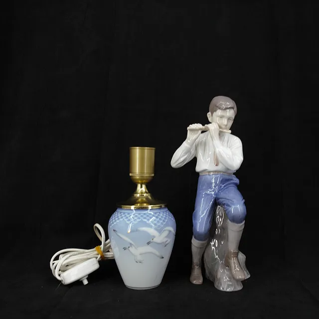 FIGURIN och BORDSLAMPA, pojke med flöjt, nr 1897, porslin, Bing & Gröndal, Danmark.