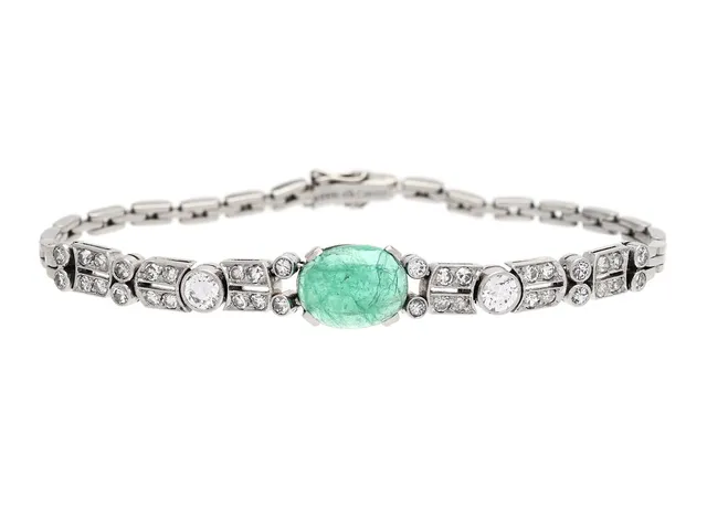 ARMBAND, 18K vitguld, cabochonslipad smaragd, äldre briljant- och åttkantslipade diamanter ca 1,30 ctv, ca TW-W/VS-SI, Erik Thomassons Guld & Juvefirma, Stockholm, längd 18 cm, vikt 16,3 g, säkerhetskedja, smaragden har en skada, enstaka diamanter har skador och nagg.