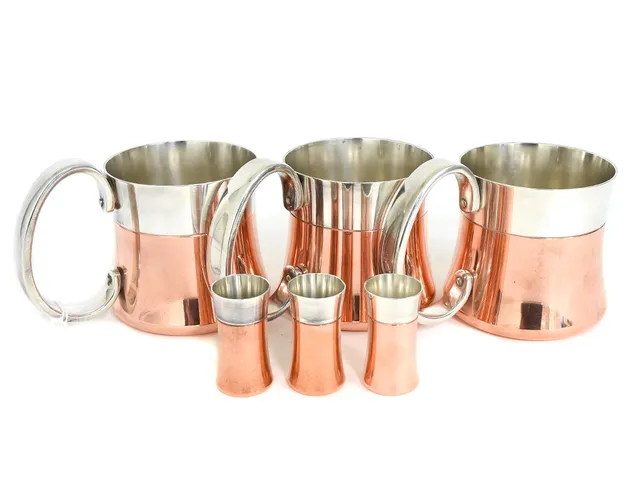 Georg Jensen, koppar/rostfritt stål, design Henning Koppel, 6 delar, 3 sejdlar/muggar, 3 snapsglas, muggar höjd ca 95mm Ø95mm, snapsglas höjd ca 60mm Ø31mm