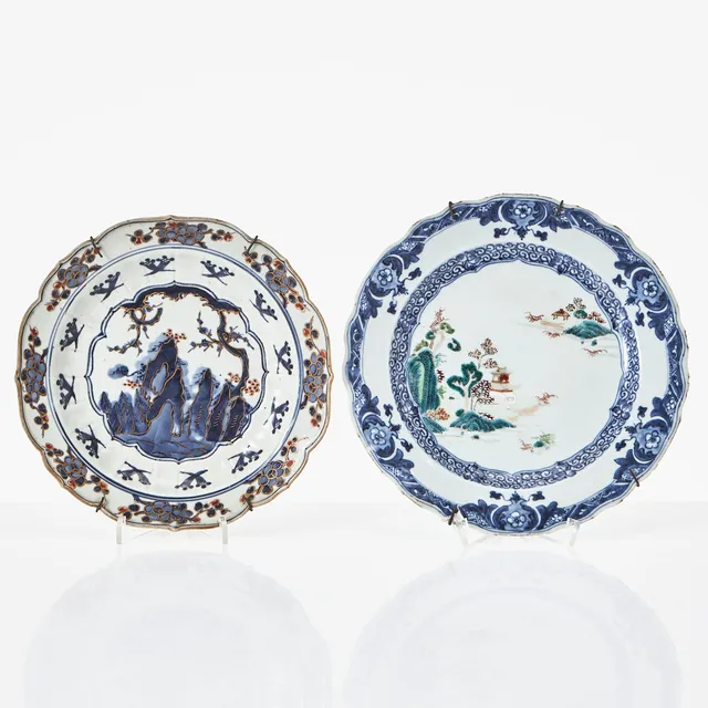 TALLRIKAR, 2 st., porslin, Kina och Japan, 1700-tal, konturerad bräm, dekor av flod- och bergslandskap i underglasyrblått samt järnoxid och guld.