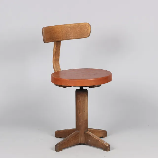 MAGNUS STEPHENSEN (1903-1984). Swivel chair in beech wood and leather, “DAN”, Fritz Hansen, Denmark, 1930/40s.