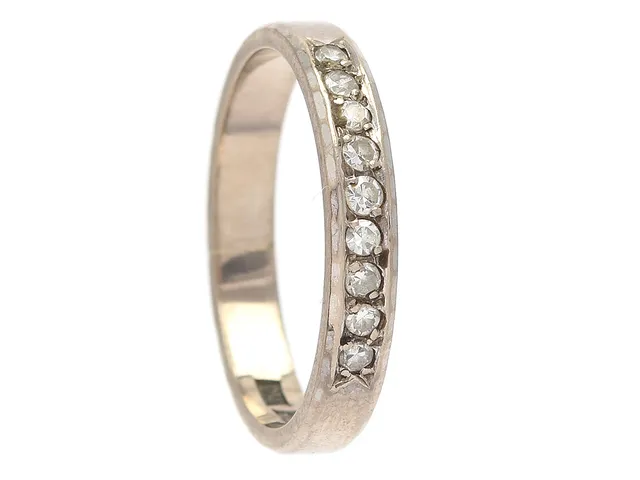 ALLIANSRING, 18K vitguld, 9 åttkantslipade diamanter ca W/SI, stl 17,5 mm, vikt 3,6 g.
