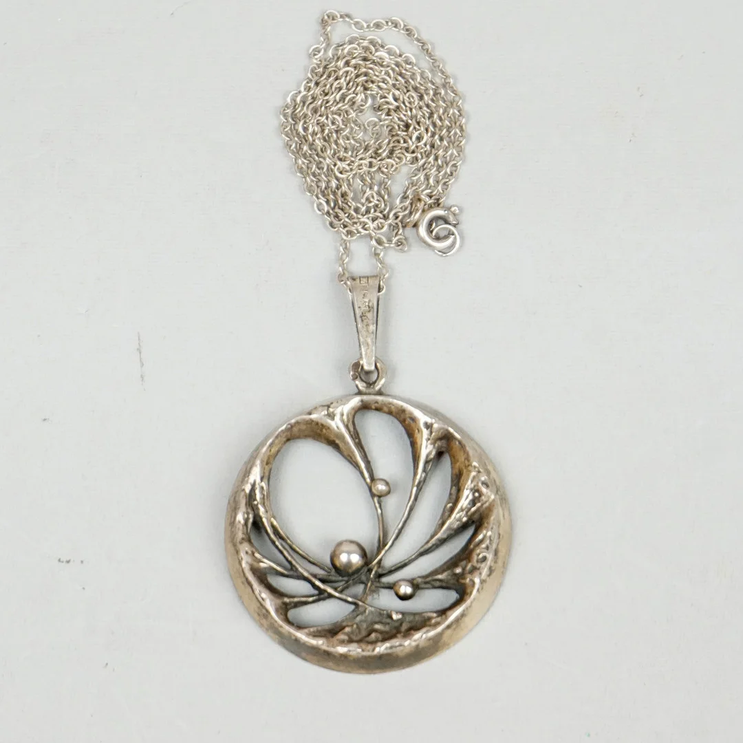 KARL LAINE, "Spiderweb", hänge med kedja, sterling silver, 1970-tal, Finland. — Brooches & Pendants — Roslagens Auktionsverk