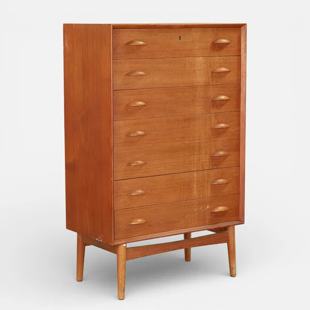 DANSK MØBELDESIGN. Kommode af teak, front med syv skuffer, ca. 1960'erne.
