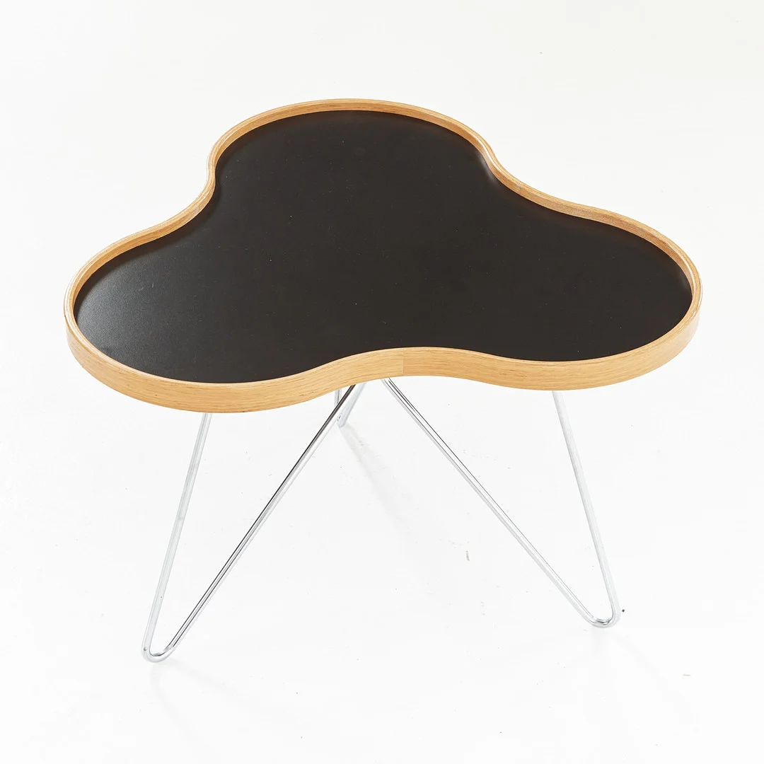 CHRISTINE SCHWARZER. Soffbord, "Flower", svart laminatskiva, benställning i metall, Swedese, undertill etikettmärkt. — Tables — Stockholms Auktionsverk Magasin 5