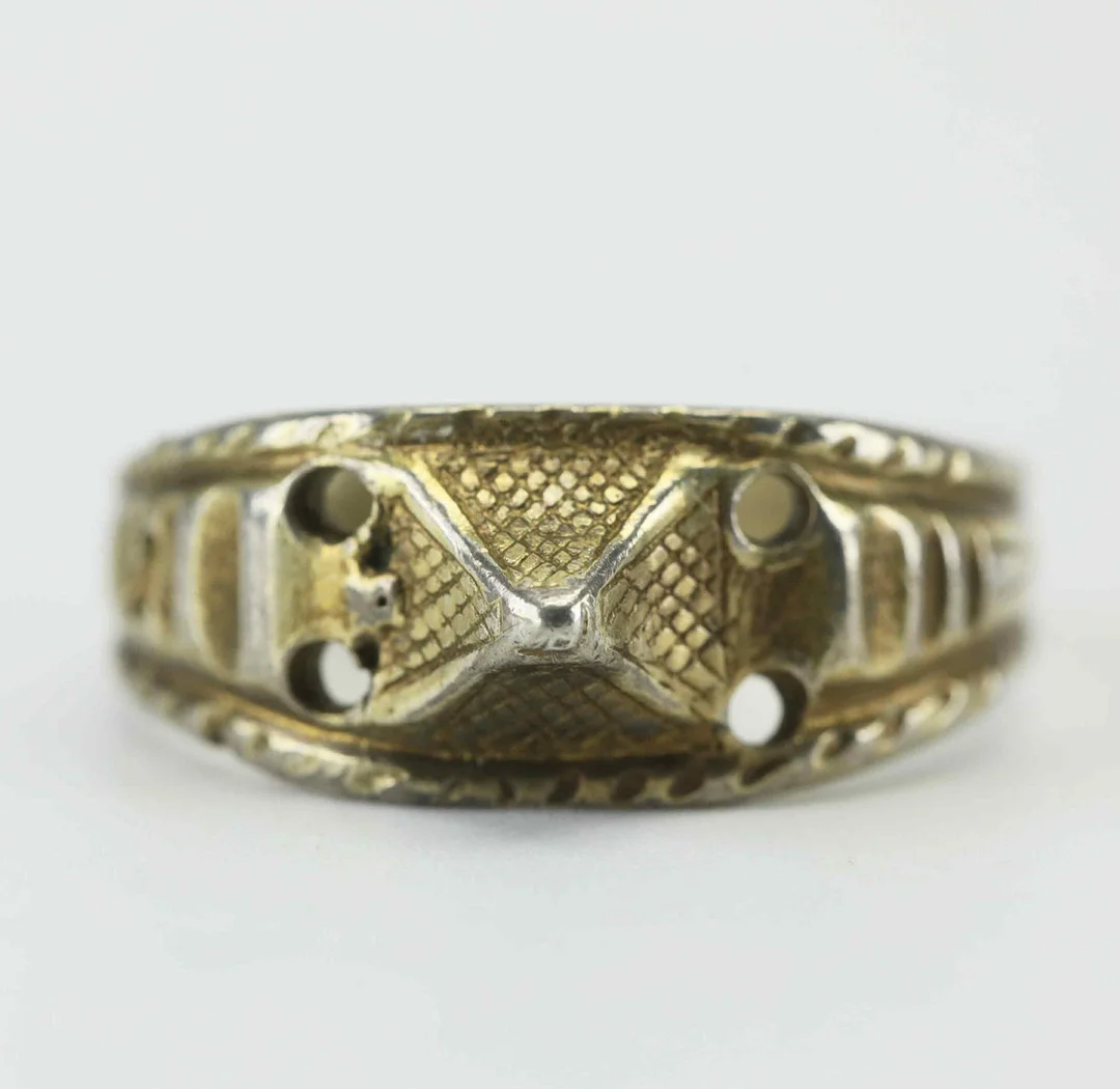 RING, sk "knoppring/knappring", förgyllt silver, Delsbo, Hälsingland, omkring 1700-tal. — Rings — Hälsinglands Auktionsverk