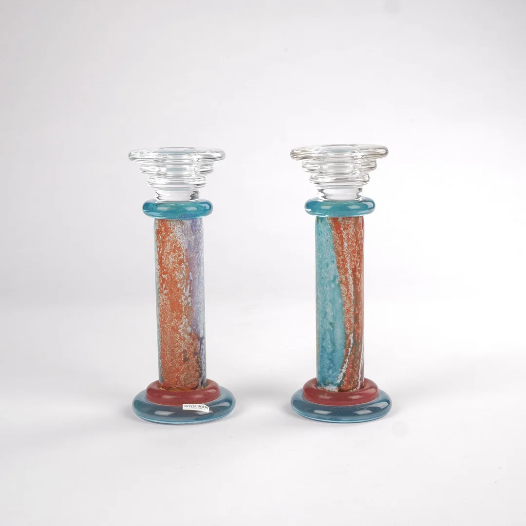 KJELL ENGMAN. Ljusstakar, ett par, "Cancan", Kosta Boda, 1990-tal. — Art glass — Auktionsfirma Kenneth Svensson i Kalmar
