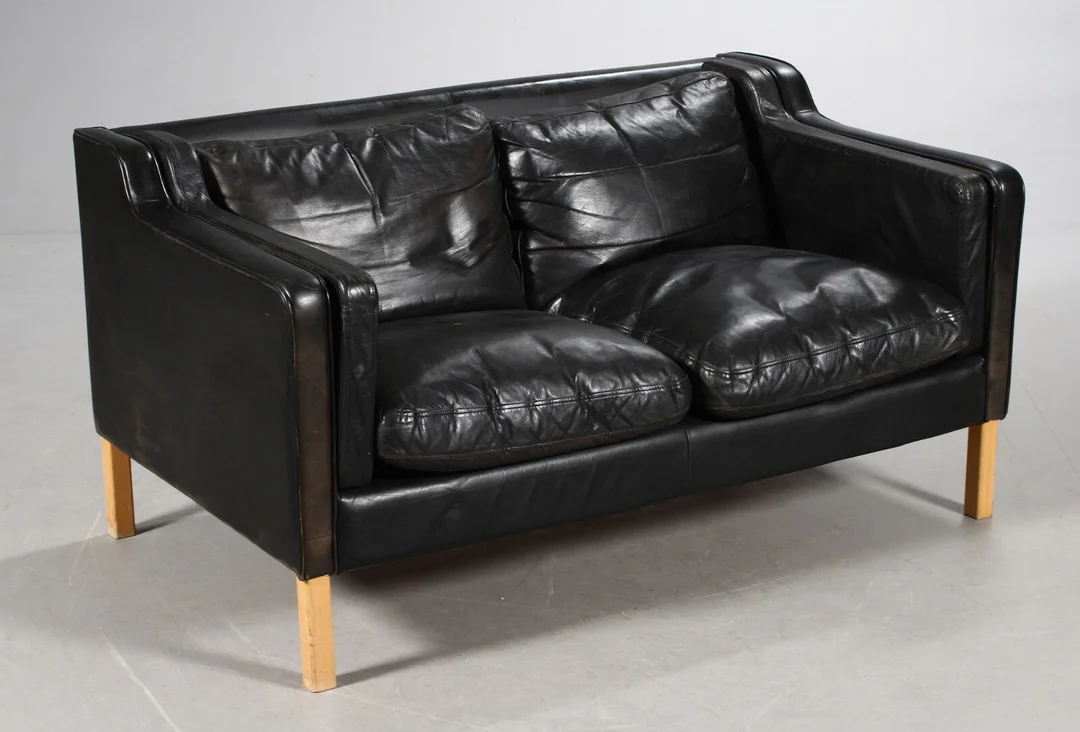 Dansk møbelproducent. To-pers. sofa, sort læder — Furniture/Lounge suites, sofas — Lauritz