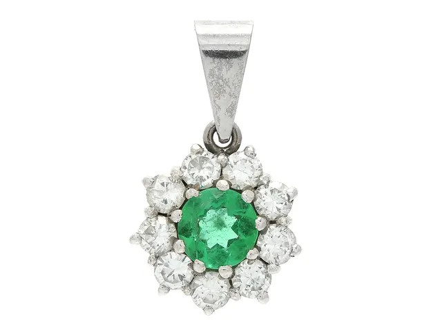 HÄNGE, 18K vitguld, smaragd, 9 briljantslipade diamanter ca 0,36 ctv, ca TW/VS, vikt 1,7 g, en diamant är skadad.
