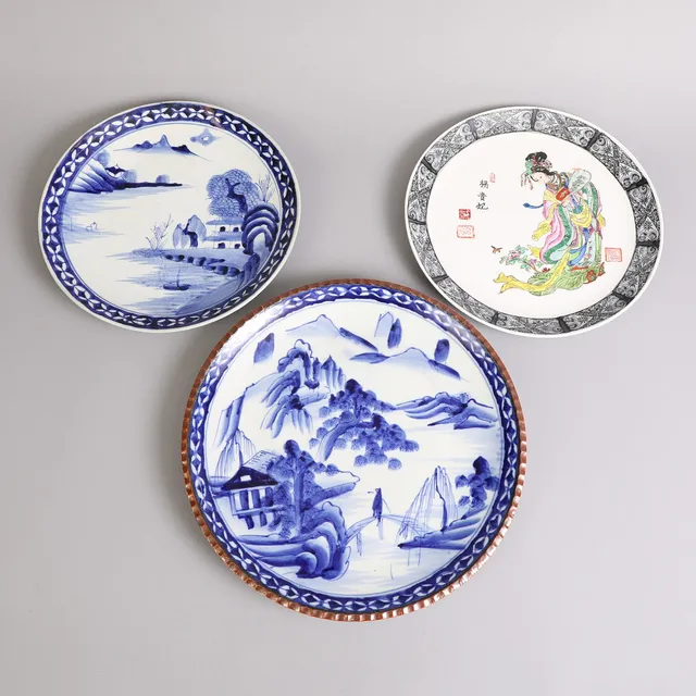 Tre japanske fade af porcelæn, 1900-tallet (3).