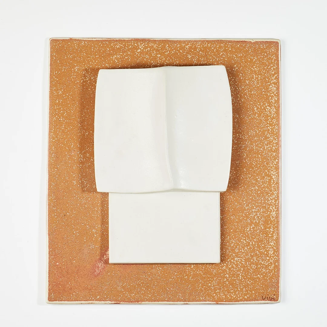 VIVI CALISSENDORFF. Relief, stengods, glaserad i vitt mot terrabrun botten, signerad och daterad 1983. — European — Stockholms Auktionsverk Sickla