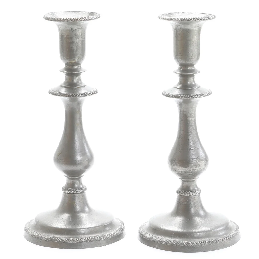 LJUSSTAKAR, ett par, tenn, England 1800-tal. — Candlesticks — RA Auktionsverket Norrköping