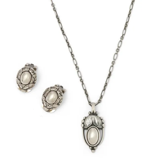 A jewellery set comprising a necklace and a pair of ear clips, mounted in sterling silver. L. 45 cm. Ear clips L. 15 mm. 2003. (3)