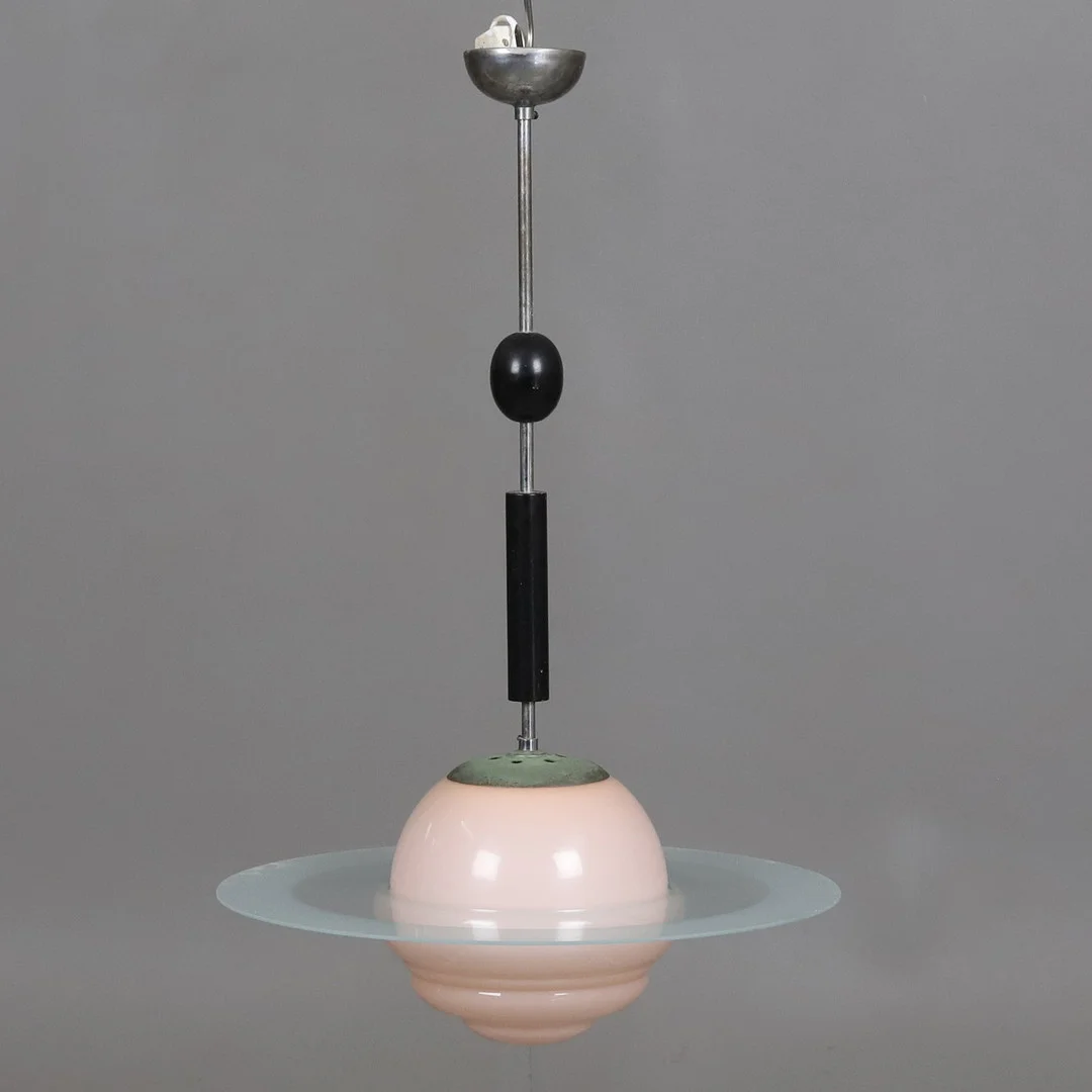 TAKLAMPA. Vitmetall, glas och trä, "Saturnus-modell, 1900-talets första halva. — Ceiling lights — Örebro Stadsauktioner