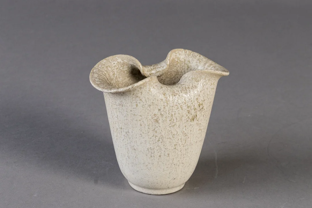 Arne Bang. Lys vase dessin nr. 33 — Glass, porcelain and ceramics/Vases, bowls, dishes — Lauritz