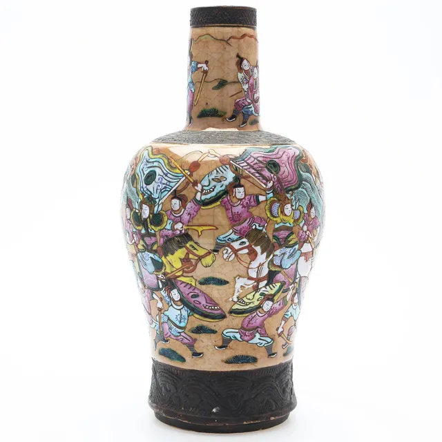 VAS, figurscener av stridande män, höjd 36 cm, Kina, 1900-tal.