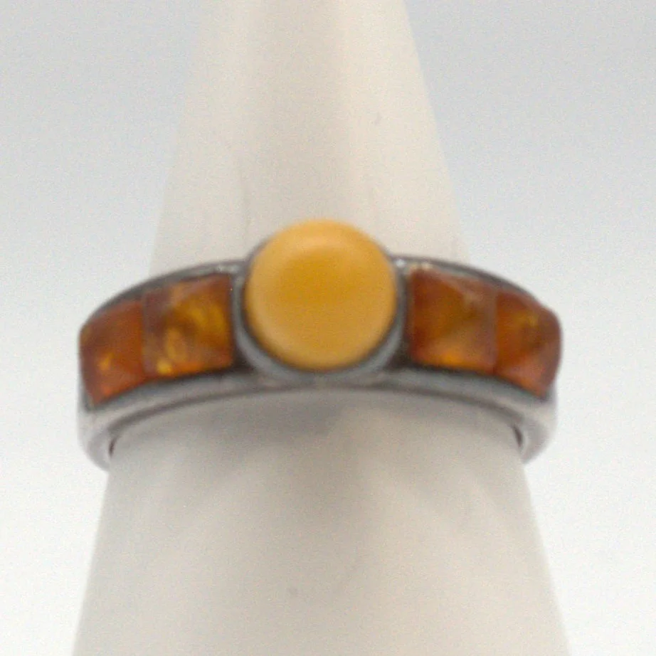 DESIGNER RING STERLING SILBER MIT BUTTERSCOTCH BERNSTEIN BESETZT, 20. JAHRHUNDERT. — Rings — Kunst- und Auktionshaus Kleinhenz