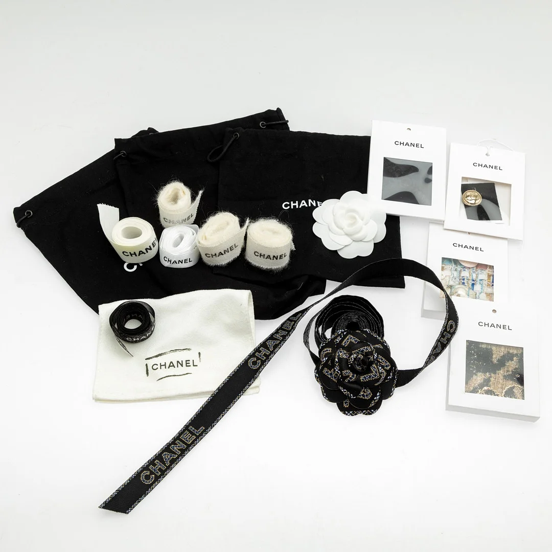 CHANEL. Verpackungsbänder, Staubbeutel und Ersatzstoff. — Vintage & Designer Fashion — Stockholms Auktionsverk Hamburg